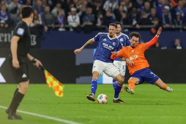 Gelsenkirchen, Germany, 24 10 25 Janik Bachmann FC Schalke 04 and Fraser Hornby SV Darmstadt 98 fighting for the ball during the 2 Bundesliga match between FC Schalke 04 SV Darmstadt 98 at Veltins Arena on October 24, 2025 in Gelsenkirchen, Germany Gelsenkirchen Veltins Arena Germany Copyright: xStefanxBrauer Brauer-Fotoagenturx