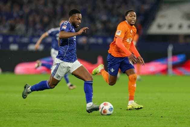 Gelsenkirchen, Germany, 24 10 25 Moussa Sylla FC Schalke 04 in action, on the ball, single action during the 2 Bundesliga match between FC Schalke 04 SV Darmstadt 98 at the Veltins Arena on October 24, 2025 in Gelsenkirchen, Germany Gelsenkirchen Veltins Arena Germany Copyright: xStefanxBrauer Brauer-Fotoagenturx