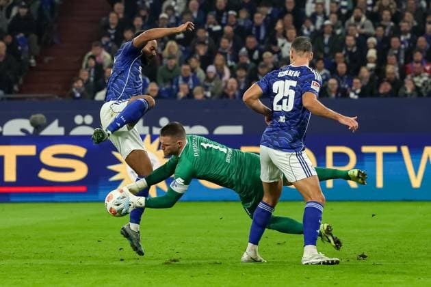 Gelsenkirchen, Germany, 24 10 25 Moussa Sylla FC Schalke 04 , goalkeeper Marcel Schuhen SV Darmstadt 98 and Nikola Katic FC Schalke 04 fighting for the ball during the Bundesliga 2 match between FC Schalke 04 SV Darmstadt 98 at Veltins Arena on October 24, 2025 in Gelsenkirchen, Germany Gelsenkirchen Veltins Arena Germany Copyright: xStefanxBrauer Brauer-Fotoagenturx