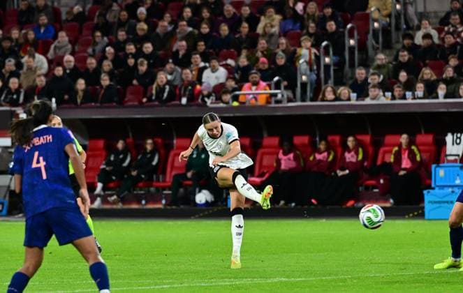 24 10 2025 Duesseldorf Football, Women, Season 2025 2026, UEFA Nations League, Semi-final, Germany vs France Goal to 1 0 Klara Buehl Germany pulls away and scores to 1 0 DFL regulations prohibit any use of photographs as image sequences and or quasi video Merkur Spiel Arena NRW Germany