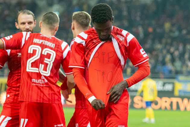 Regionalliga Nordost Season 25 26 Hallescher FC vs 1 FC Lok Leipzig Halle, Germany October 24 2025 In the picture v re Bocar Baro Halle makes the goal to 1 0 Feature, symbol, symbol photo, characteristic, detail, Halle Saale Leuna Chemie Stadion Sachsen Anhalt Germany
