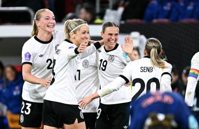 Soccer, Germany, Womens national team, Nations League semi-final, Merkur Spiel Arena Düsseldorf Germany France cheers Klara Bühl GER after her goal for 1 0 cheers, joy, action