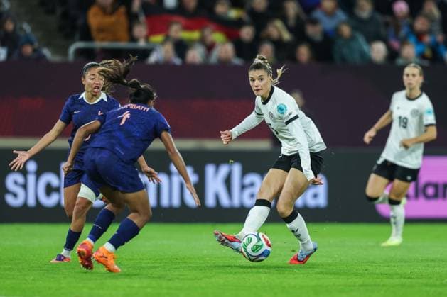 Soccer Women UEFA Womens Nations League semi-final Germany France on 24 10 2025 at Merkurs Spiel Arena in Düsseldorf Alice Sombath France , left Selina Cerci Germany , right DFB regulations prohibit any use of photographs as image sequences and or quasi video xJRx
