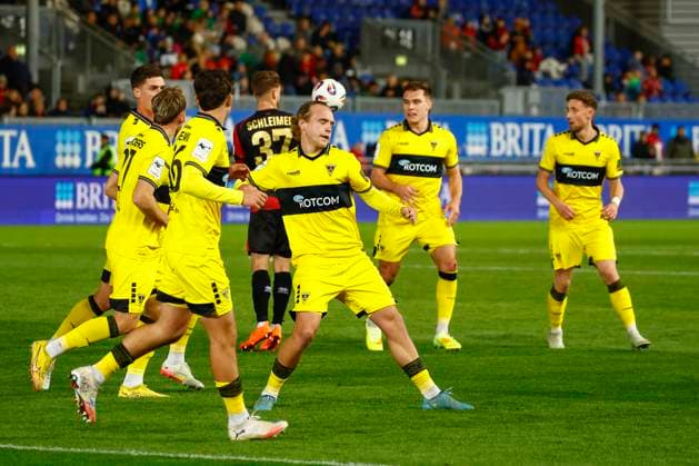 24 10 2025, xavx, Fussball 3 Liga, SV Wehen Wiesbaden Alemannia Aachen v l Lars Gindorf Alemannia Aachen celebrate the goal, Der Torjubel zum 0 1 DFL DFB REGULATIONS PROHIBIT ANY USE OF PHOTOGRAPHS as IMAGE SEQUENCES and or QUASI VIDEO Wiesbaden