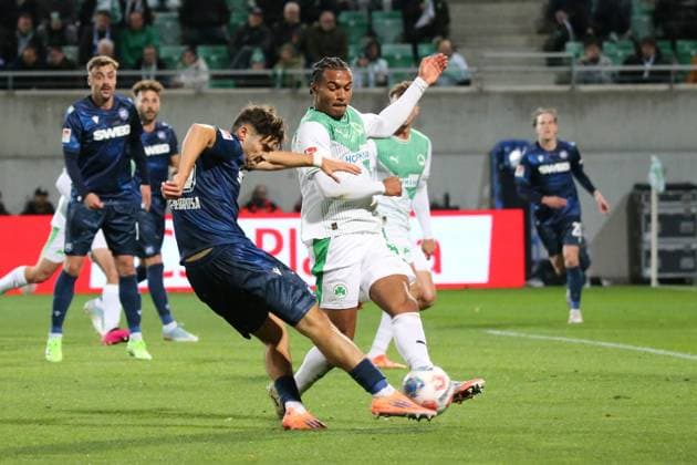 24 10 2025, xpfrx, Soccer 2 Bundesliga, SpVgg Greuther Fuerth Karlsruher SC v l Rafel Pinto Pedrosa Karlsruher SC KSC David Abrangao Greuther Fürth Fuerth Zweikampf, Aktion, action, battle for the ball DFL DFB REGULATIONS PROHIBIT ANY USE OF PHOTOGRAPHS as IMAGE SEQUENCES and or QUASI VIDEO Fuerth