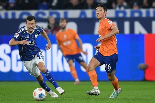 Soccer 2 Bundesliga 10 Matchday FC Schalke 04 SV Darmstadt 98 on 24 10 2025 at the Veltins Arena in Gelsenkirchen Ron Schallenberg Schalke , left Hiroki Akiyama Darmstadt , right DFL regulations prohibit any use of photographs as image sequences and or quasi video xRx