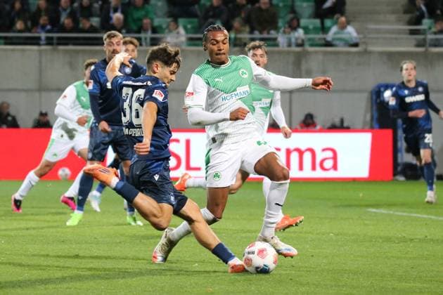 24 10 2025, xpfrx, Soccer 2 Bundesliga, SpVgg Greuther Fuerth Karlsruher SC v l Rafel Pinto Pedrosa Karlsruher SC KSC David Abrangao Greuther Fürth Fuerth Zweikampf, Aktion, action, battle for the ball DFL DFB REGULATIONS PROHIBIT ANY USE OF PHOTOGRAPHS as IMAGE SEQUENCES and or QUASI VIDEO Fuerth