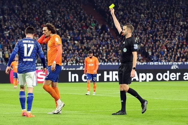 24 10 2025, xrekx, Fussball 2 Bundesliga, FC Schalke 04 SV Darmstadt 98 v l Adrian Gantenbein FC Schalke 04 has received a yellow card Referee Michael Bacher DFL DFB REGULATIONS PROHIBIT ANY USE OF PHOTOGRAPHS as IMAGE SEQUENCES and or QUASI VIDEO Gelsenkirchen