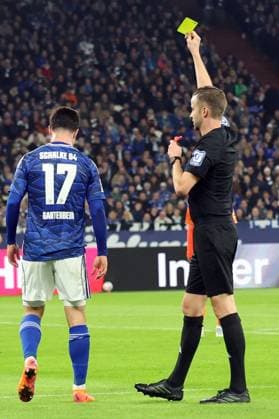24 10 2025, xrekx, Fussball 2 Bundesliga, FC Schalke 04 SV Darmstadt 98 v l Adrian Gantenbein FC Schalke 04 has received a yellow card Referee Michael Bacher DFL DFB REGULATIONS PROHIBIT ANY USE OF PHOTOGRAPHS as IMAGE SEQUENCES and or QUASI VIDEO Gelsenkirchen