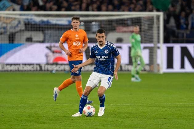 GER, 2 FBL, FC Schalke 04 vs SV Darmstadt 98 24 10 2025, Veltins Arena, Gelsenkirchen, GER, 2 FBL, FC Schalke 04 vs SV Darmstadt 98 in picture Ron Schallenberg FC Schalke 04, 6 single action whole body whole body ball on foot nordphotoxGmbHxx xChristianxSchulze nph000300