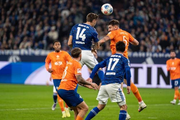 GER, 2 FBL, FC Schalke 04 vs SV Darmstadt 98 24 10 2025, Veltins Arena, Gelsenkirchen, GER, 2 FBL, FC Schalke 04 vs SV Darmstadt 98 in picture Header duel Header duel between Janik Bachmann FC Schalke 04, 14 and Matej Maglica SV Darmstadt 98, 5 nordphotoxGmbHxx xChristianxSchulze nph000300