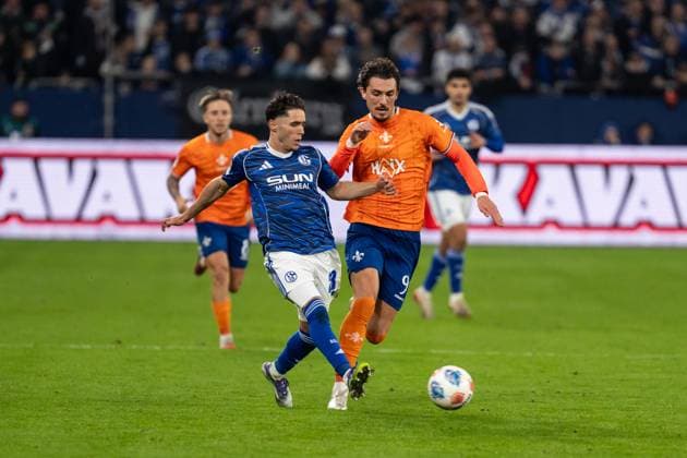 GER, 2 FBL, FC Schalke 04 vs SV Darmstadt 98 24 10 2025, Veltins Arena, Gelsenkirchen, GER, 2 FBL, FC Schalke 04 vs SV Darmstadt 98 in the picture duel between Soufiane El Faouzi FC Schalke 04, 23 and Fraser Hornby SV Darmstadt 98, 9 nordphotoxGmbHxx xChristianxSchulze nph000300