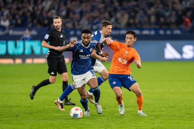 GER, 2 FBL, FC Schalke 04 vs SV Darmstadt 98 24 10 2025, Veltins Arena, Gelsenkirchen, GER, 2 FBL, FC Schalke 04 vs SV Darmstadt 98 in picture duel between Moussa Sylla FC Schalke 04, 9 and Hiroki Akiyama SV Darmstadt 98, 16 nordphotoxGmbHxx xChristianxSchulze nph000300