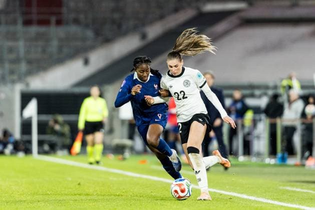UEFA Women s Nations League Germany vs France, 24 10 2025 DUESSELDORF, GERMANY OCTOBER 24 Jule Brand Germany, 22 controls the ball against Elisa De Almeida France, 5 during the UEFA Womens Nation League Semi Final match between Germany vs France at Merkur Spiel Arena on October 24, 2025 in Duesseldorf, Germany Copyright: xBEAUTIFULxSPORTS Wunderlx