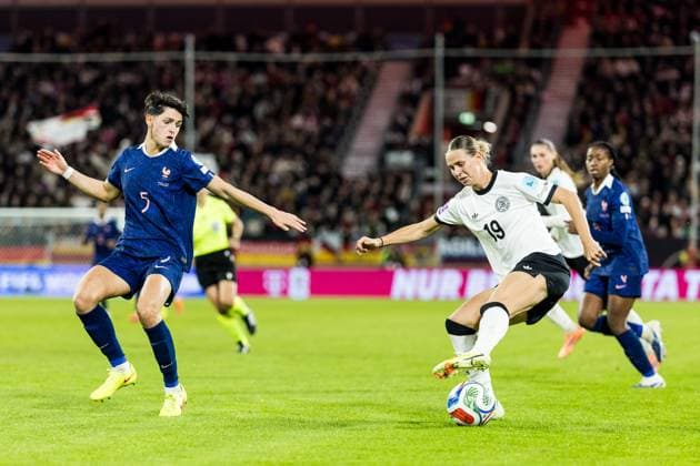 UEFA Women s Nations League Germany vs France, 24 10 2025 DUESSELDORF, GERMANY OCTOBER 24 Klara Buehl Germany, 19 controls the ball against Elisa De Almeida France, 5 during the UEFA Womens Nation League Semi Final match between Germany vs France at Merkur Spiel Arena on October 24, 2025 in Duesseldorf, Germany Copyright: xBEAUTIFULxSPORTS Wunderlx