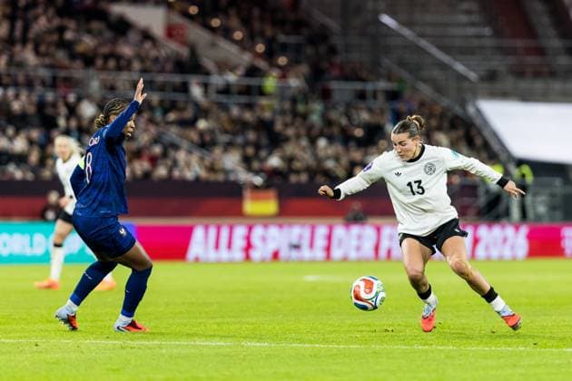 UEFA Women s Nations League Germany vs France, 24 10 2025 DUESSELDORF, GERMANY OCTOBER 24 Carlotta Wamser Germany, 13 controls the ball against Grace Geyoro France, 8 during the UEFA Womens Nation League Semi Final match between Germany vs France at Merkur Spiel Arena on October 24, 2025 in Duesseldorf, Germany Copyright: xBEAUTIFULxSPORTS Wunderlx