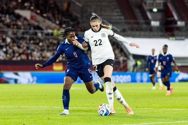 UEFA Women s Nations League Germany vs France, 24 10 2025 DUESSELDORF, GERMANY OCTOBER 24 Jule Brand Germany, 22 controls the ball against Oriane Jean Francois France, 6 during the UEFA Womens Nation League Semi Final match between Germany vs France at Merkur Spiel Arena on October 24, 2025 in Duesseldorf, Germany Copyright: xBEAUTIFULxSPORTS Wunderlx