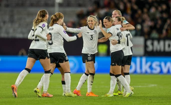 DEU, Düsseldorf, Germany vs France, UEFA Women s Nations League, UEFA, season 2526, Merkur Spiel Arena, semi-final, first leg in picture goal and cheer, Klara Bühl Germany, FC Bayern Munich scores the goal to 1 0, Kathrin Hendrich Germany, Chicago Red Stars , Camilla Küver Germany, VfL Wolfsburg DFB DFL REGULATIONS PROHIBIT ANY USE OF PHOTOGRAPHS AS IMAGE SEQUENCES AND OR QUASI VIDEO, 24 10 2025 Copyright: HMBxMedia HendrikxHamelau