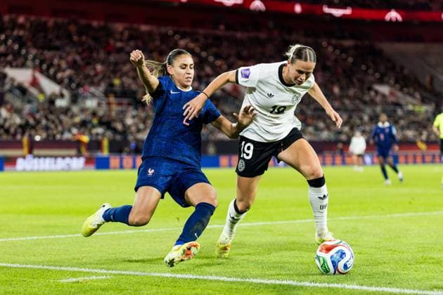 UEFA Women s Nations League Germany vs France, 24 10 2025 DUESSELDORF, GERMANY OCTOBER 24 Klara Buehl Germany, 19 controls the ball against Maelle Lakrar France, 2 during the UEFA Womens Nation League Semi Final match between Germany vs France at Merkur Spiel Arena on October 24, 2025 in Duesseldorf, Germany Copyright: xBEAUTIFULxSPORTS Wunderlx