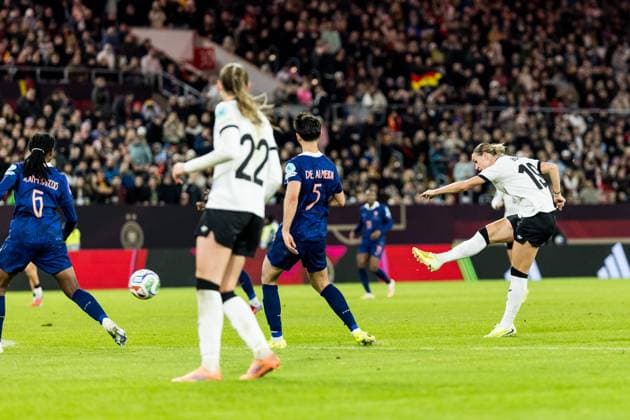 UEFA Women s Nations League Germany vs France, 24 10 2025 DUESSELDORF, GERMANY OCTOBER 24 Klara Buehl Germany, 19 scoring the goal 1 0 during the UEFA Womens Nation League Semi Final match between Germany vs France at Merkur Spiel Arena on October 24, 2025 in Duesseldorf, Germany Copyright: xBEAUTIFULxSPORTS Wunderlx