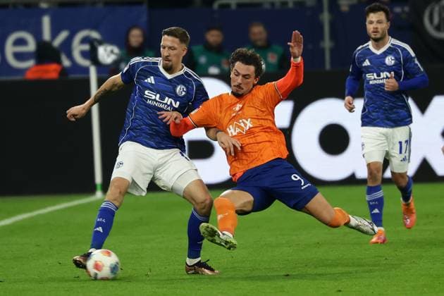 Gelsenkirchen, Veltins Arena, 24 10 25, GER, Men, 2 Bundesliga, Season 2025 2026, FC Schalke 04 SV Darmstadt 98, Janik Bachmann FC Schalke 04 and Fraser Hornby SV Darmstadt 98 in a duel, DFB DFL REGULATIONS PROHIBIT ANY USE OF PHOTOGRAPHS AS IMAGE SEQUENCES AND OR QUASI VIDEO Copyright: JoachimxBywaletz xJB-Sportfoto