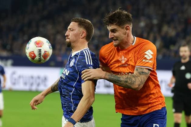 Gelsenkirchen, Veltins Arena, 24 10 25, GER, Men, 2 Bundesliga, Season 2025 2026, FC Schalke 04 SV Darmstadt 98, Janik Bachmann FC Schalke 04 and Matej Maglica SV Darmstadt 98 in a duel, DFB DFL REGULATIONS PROHIBIT ANY USE OF PHOTOGRAPHS AS IMAGE SEQUENCES AND OR QUASI VIDEO Copyright: JoachimxBywaletz xJB-Sportfoto