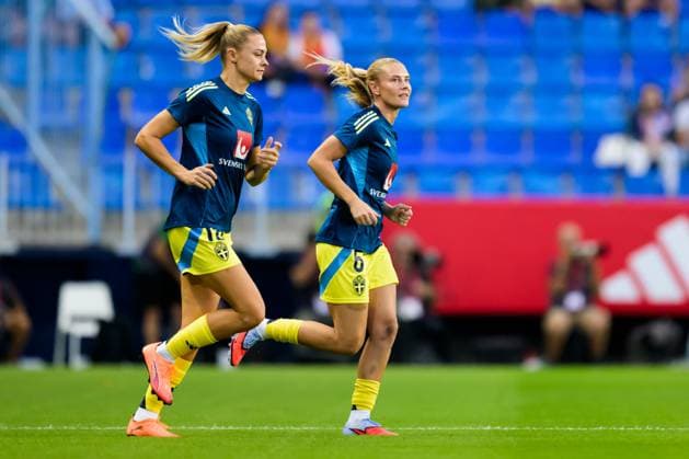 251024 Fridolina Rolfö and Amanda NildÃ n of Sweden ahead of the Women s Nations League semifinal football match between Spain and Sweden on October 24, 2025 in Malaga Photo Ludvig Thunman BILDBYRAN code LT LT0735 fotboll football soccer fotball nations league uefa womens nations league spanien sverige sweden spain dam bbeng semifinal  Copyright: LUDVIGxTHUNMAN BB251024LT021