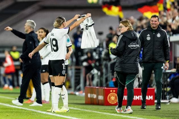 UEFA Women s Nations League Germany vs France, 24 10 2025 DUESSELDORF, GERMANY OCTOBER 24 Klara Buehl Germany, 19 celebrating her 1 0 goal with Giovanna Hofmanns jersey during the UEFA Womens Nation League Semi Final match between Germany vs France at Merkur Spiel Arena on October 24, 2025 in Duesseldorf, Germany Copyright: xBEAUTIFULxSPORTS Wunderlx