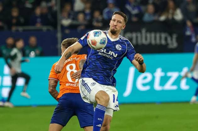 Gelsenkirchen, Veltins Arena, 24 10 25, GER, Men, 2 Bundesliga, Season 2025 2026, FC Schalke 04 SV Darmstadt 98, Luca Marseiler SV Darmstadt 98 and Janik Bachmann FC Schalke 04 in a duel, DFB DFL REGULATIONS PROHIBIT ANY USE OF PHOTOGRAPHS AS IMAGE SEQUENCES AND OR QUASI VIDEO Copyright: JoachimxBywaletz xJB-Sportfoto