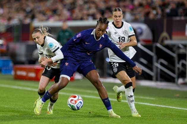 Düsseldorf, Germany, 24 10 25 Elisa Senß Germany Marie Antoinette Katoto France and Klara Bühl Germany fighting for the ball during the UEFA Women s Nations League semi-final between Germany and France at the Merkur Spiel Arena Düsseldorf Merkur Spiel Arena North Rhine Westphalia Germany Copyright: xBrauer-Fotoagenturx xAdrianxSchlx
