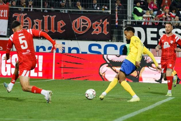 Ayodele Adetula Lok, 11 r on goal for 1 1 against Burim Halili HFC, 5 , Hallescher FC vs 1 FC Lok Leipzig, Soccer, RL Nordost, Matchday 13, Season 2025 26, 24 10 2025 Halle Leuna Chemie Stadion ST Germany
