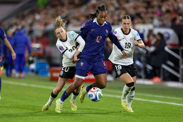 Düsseldorf, Germany, 24 10 25 Elisa Senß Germany Marie Antoinette Katoto France and Klara Bühl Germany fighting for the ball during the UEFA Women s Nations League semi-final between Germany and France at the Merkur Spiel Arena Düsseldorf Merkur Spiel Arena North Rhine Westphalia Germany Copyright: xBrauer-Fotoagenturx xAdrianxSchlx