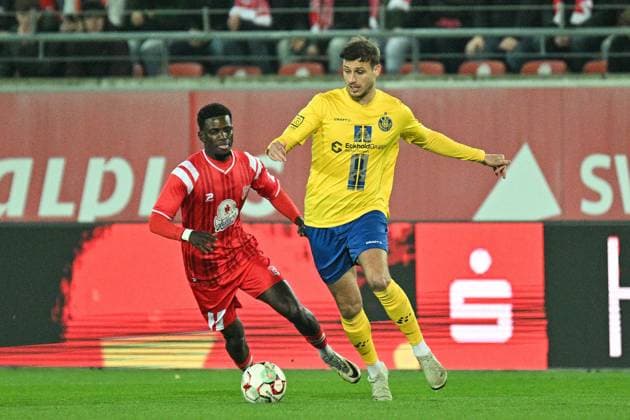 Soccer I Men I Season 2025 2026 I Regionalliga I Matchday 13 I Hallescher FC 1 FC Lokomotive Leipzig I 24 10 2025 Bocar Baro 26, Hallescher FC goes one-on-one against Laurin Von Piechowski 28, 1 FC Lokomotive Leipzig Halle Saale Leuna Chemie Stadion Sachsen Anhalt Germany Copyright: xLobeca InesxHähnelx