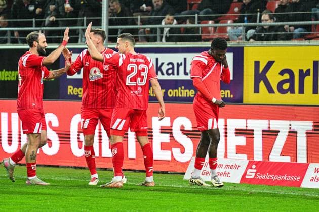 Soccer I Men I Season 2025 2026 I Regionalliga I 13 Matchday I Hallescher FC 1 FC Lokomotive Leipzig I 24 10 2025 Goal celebration Fatlum Elezi 44, Hallescher FC with Niclas Stierlin 13, Hallescher FC and Marius Hauptmann 23, Hallescher FC , goal scorer Bocar Baro 26, Hallescher FC presents a shirt with the inscription RiP Tio v l n r Halle Saale Leuna Chemie Stadion Sachsen Anhalt Germany under the jersey Copyright: xLobeca InesxHähnelx