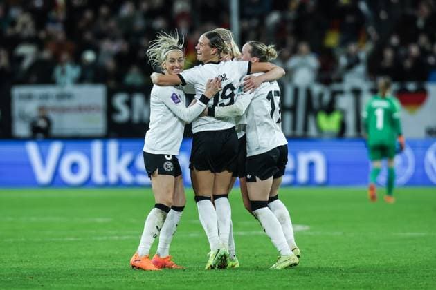 Sport, Football, UEFA Women™s Nations League season 2025 2026 semi-final first leg Germany France 24 10 2025, MERKUR SPIEL ARENA Goal celebration Germany after the goal to 1 0 by Klara Bühl Germany, 19 the players are happy Düsseldorf MERKUR SPIEL ARENA North Rhine-Westphalia Germany