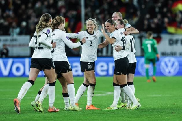 Sport, Football, UEFA Women™s Nations League season 2025 2026 semi-final first leg Germany France 24 10 2025, MERKUR SPIEL ARENA Goal celebration Germany after the goal to 1 0 by Klara Bühl Germany, 19 the players are happy Düsseldorf MERKUR SPIEL ARENA North Rhine-Westphalia Germany