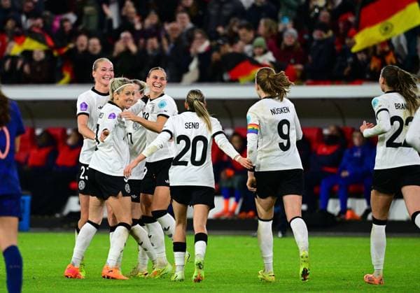 24 10 2025 Duesseldorf Football, Women, Season 2025 2026, UEFA Nations League, Semifinal, Germany vs France Goal celebration Germany after the goal to 1 0 4 v li Goal scorer Klara Buehl Germany DFL regulations prohibit any use of photographs as image sequences and or quasi video Merkur Spiel Arena NRW Germany