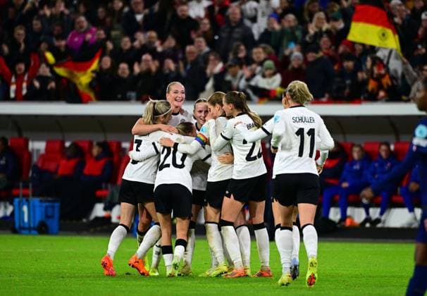 24 10 2025 Duesseldorf Football, Women, Season 2025 2026, UEFA Nations League, Semifinal, Germany vs France Goal celebration Germany after the goal to 1 0 DFL regulations prohibit any use of photographs as image sequences and or quasi video Merkur Spiel Arena NRW Germany