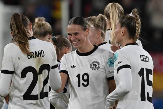 Klara Bühl Buehl Germany 19 cheers with the team after scoring the 1 0 goal 24 10 2025 Soccer UEFA Womens Nations League, Germany vs France, Merkur Spiel Arena, Duesseldorf, Copyright: xpepphotox xHorstxMauelshagenx pep00321, pep_20251024_hm_174269
