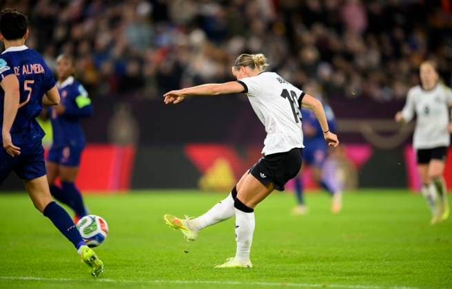 Klara BUEHL Bühl GER scores the goal for 1 0, action, football UEFA Women s Nations League, semi-final first leg, Germany GER France FRA , on 24 10 2025 in Düsseldorf Germany Merkur Spiel Arena