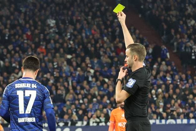 24 10 2025, xrekx, Fussball 2 Bundesliga, FC Schalke 04 SV Darmstadt 98 v l Adrian Gantenbein FC Schalke 04 has received a yellow card Referee Michael Bacher DFL DFB REGULATIONS PROHIBIT ANY USE OF PHOTOGRAPHS as IMAGE SEQUENCES and or QUASI VIDEO Gelsenkirchen