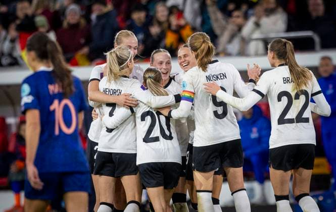 Düsseldorf, Germany 24th Oct 2025 Goal celebration around Klara Bühl DFB , Camilla Küver, Franziska Kett, Jule Brand Germany France Germany France 24 10 2025