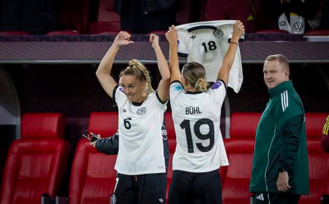 Düsseldorf, Germany 24th Oct 2025 Goal celebration Giulia Gwinn and Klara Bühl DFB for Lena Oberdorf F95 Germany France Germany France 24 10 2025