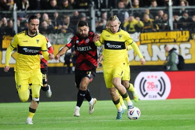 Lars Timo Gindorf Aachen 23 and Tarik Goezuesirin Wiesbaden 11 , GER, SV Wehen Wiesbaden vs TSV Alemannia Aachen, 3 Liga, Matchday 12, 24 10 2025, GER, SV Wehen Wiesbaden vs TSV Alemannia Aachen, 3 Liga, Matchday 12, 24 10 2025, Wiesbaden Copyright: xEibner-Pressefoto JoergxNiebergax EP_JNL