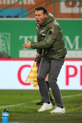 24 10 2025, xpfrx, Soccer 2 Bundesliga, SpVgg Greuther Fuerth Karlsruher SC v l Trainer Christian Eichner Karlsruher SC KSC DFL DFB REGULATIONS PROHIBIT ANY USE OF PHOTOGRAPHS as IMAGE SEQUENCES and or QUASI VIDEO Fuerth