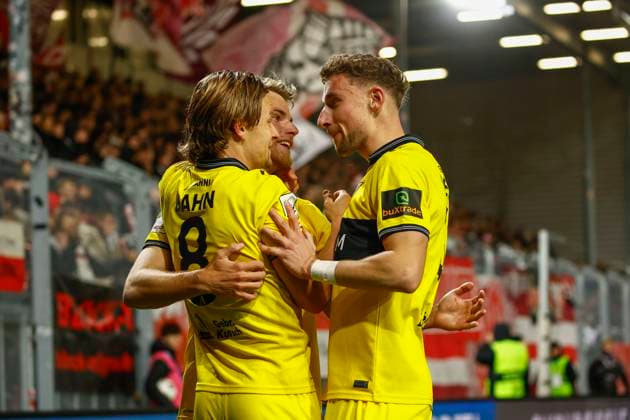 24 10 2025, xavx, Fussball 3 Liga, SV Wehen Wiesbaden Alemannia Aachen v l Mika Schroers Alemannia Aachen celebrate the goal, Der Torjubel zum 0 2, Bentley Baxter Bahn Alemannia Aachen DFL DFB REGULATIONS PROHIBIT ANY USE OF PHOTOGRAPHS as IMAGE SEQUENCES and or QUASI VIDEO Wiesbaden