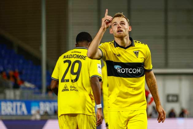 24 10 2025, xavx, Fussball 3 Liga, SV Wehen Wiesbaden Alemannia Aachen v l Mika Schroers Alemannia Aachen celebrate the goal, Der Torjubel zum 0 2 DFL DFB REGULATIONS PROHIBIT ANY USE OF PHOTOGRAPHS as IMAGE SEQUENCES and or QUASI VIDEO Wiesbaden