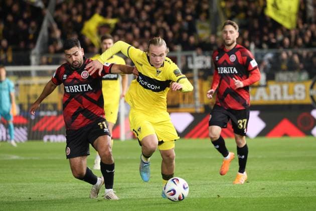 Lars Timo Gindorf Aachen 23 and Tarik Goezuesirin Wiesbaden 11 , GER, SV Wehen Wiesbaden vs TSV Alemannia Aachen, 3 Liga, Matchday 12, 24 10 2025, GER, SV Wehen Wiesbaden vs TSV Alemannia Aachen, 3 Liga, Matchday 12, 24 10 2025, Wiesbaden Copyright: xEibner-Pressefoto JoergxNiebergax EP_JNL