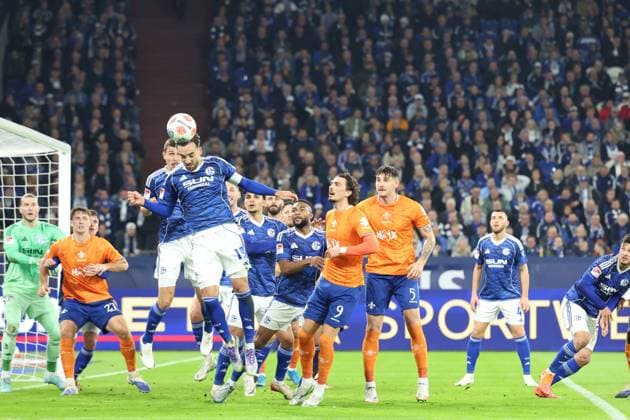 24 10 2025, xrekx, Soccer 2 Bundesliga, FC Schalke 04 SV Darmstadt 98 v l Kenan Karaman FC Schalke 04 DFL DFB REGULATIONS PROHIBIT ANY USE OF PHOTOGRAPHS as IMAGE SEQUENCES and or QUASI VIDEO Gelsenkirchen