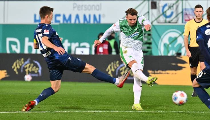 24 10 2025 Soccer Season 2025 2026 2 Soccer Bundesliga 10 Matchday SpVgg Greuther Fürth Kleeblatt Karlsruher SC Karlsruhe KSC Sportfoto Zink xwoxzix DFL regulations prohibit any use of photographs as image sequences and or quasi video only for editorial use Marvin Wanitzek 10, Karlsruher SC KSC Felix Klaus 30, SpVgg Greuther Fürth